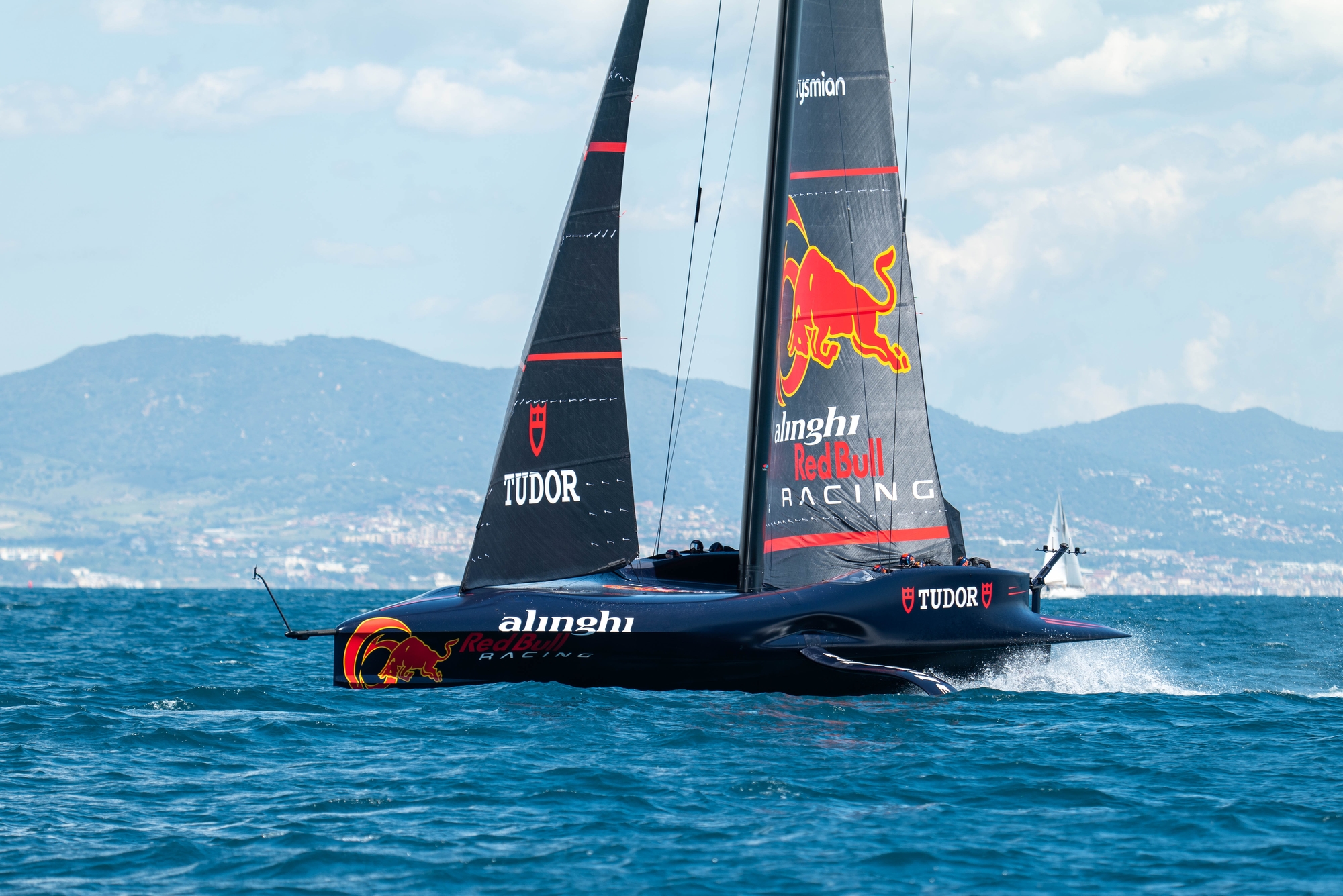 LUNA ROSSA REVEALS NEW TECH AS BRITISH AND SWISS TRAIN IN