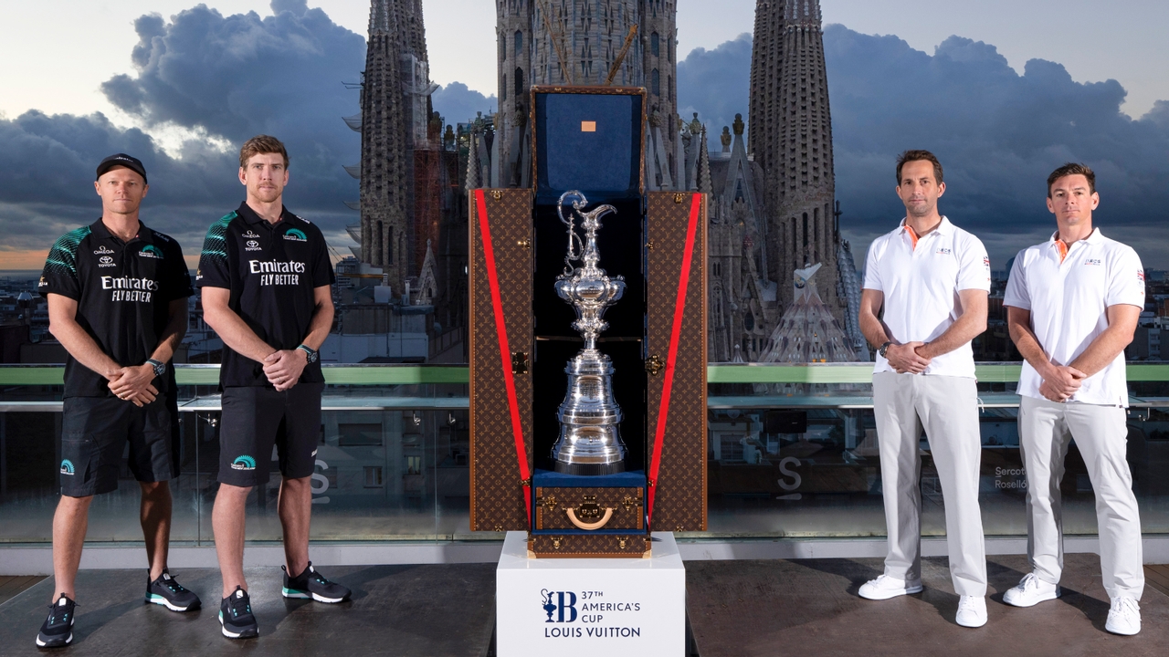 October 11, 2024. Louis Vuitton 37th America's Cup, Press Conference. EMIRATES TEAM NEW ZEALAND, Peter Burling & Nathan Outteridge, INEOS BRITANNIA, Ben Ainslie & Dylan Fletcher. The Sagrada Familia, with its towering spires and intricate design, reflects Antoni Gaudí’s genius. Located in the heart of Barcelona, it has been under construction since 1882. Each façade holds deep symbolic meaning. It is a pilgrimage site for both art lovers and the faithful. The basilica is considered a masterpiece of modernism and one of the most visited monuments in the world, reflecting Gaudí’s unparalleled vision.
The completion of the Tower of Jesus (172,5m high) is currently underway, with plans to inaugurate it in 2026, which will transform Barcelona’s skyline.