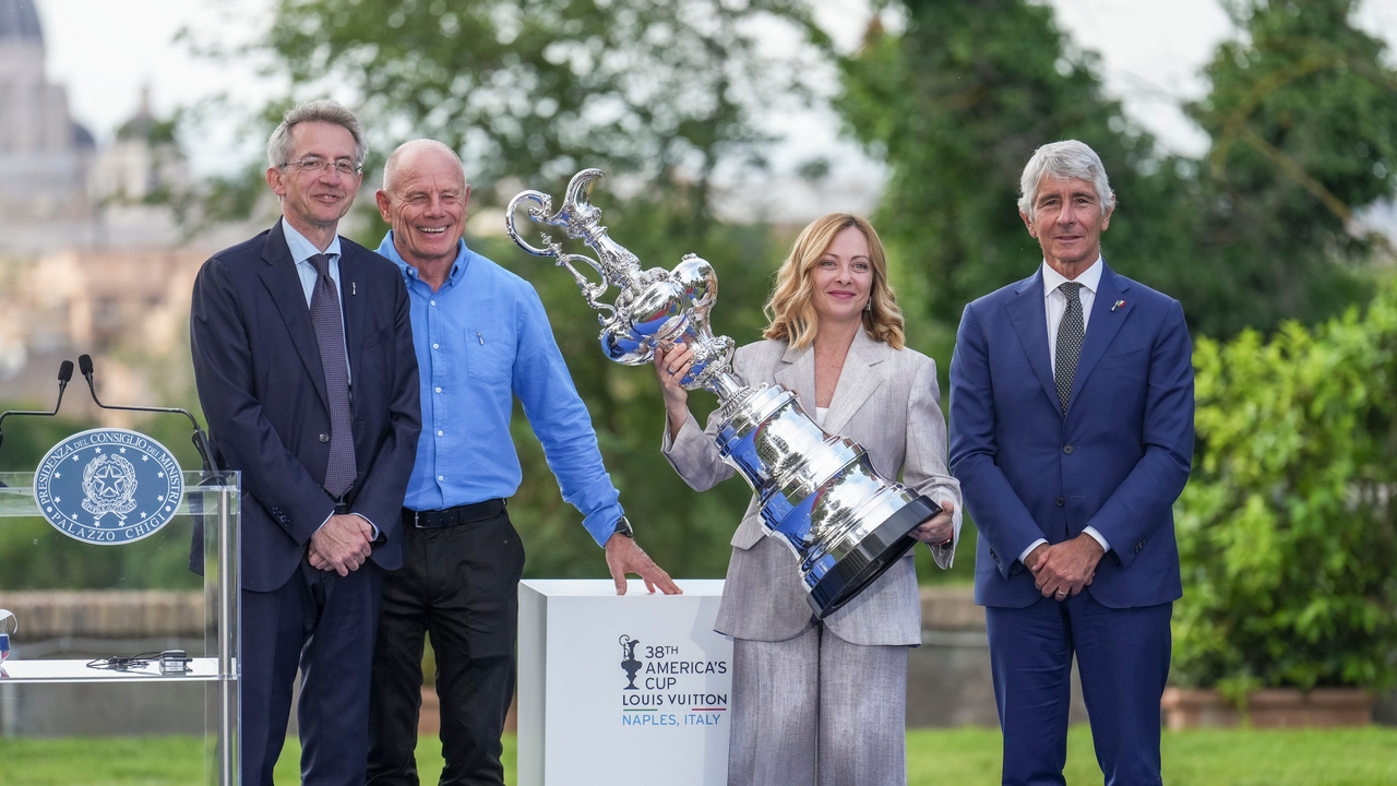 May 26, 2025. Louis Vuitton 38 America’s Cup. Italian Prime Minister Welcome Function, Rome. Gaetano Manfredi, Mayor of Naples, Grant Dalton, CEO The Defender Emirates Team New Zealand and America’s Cup Event, Giorgia Meloni, Italian Prime Minister and Andrea Abodi, Minister for Sport & Youth with the America’s Cup trophy.