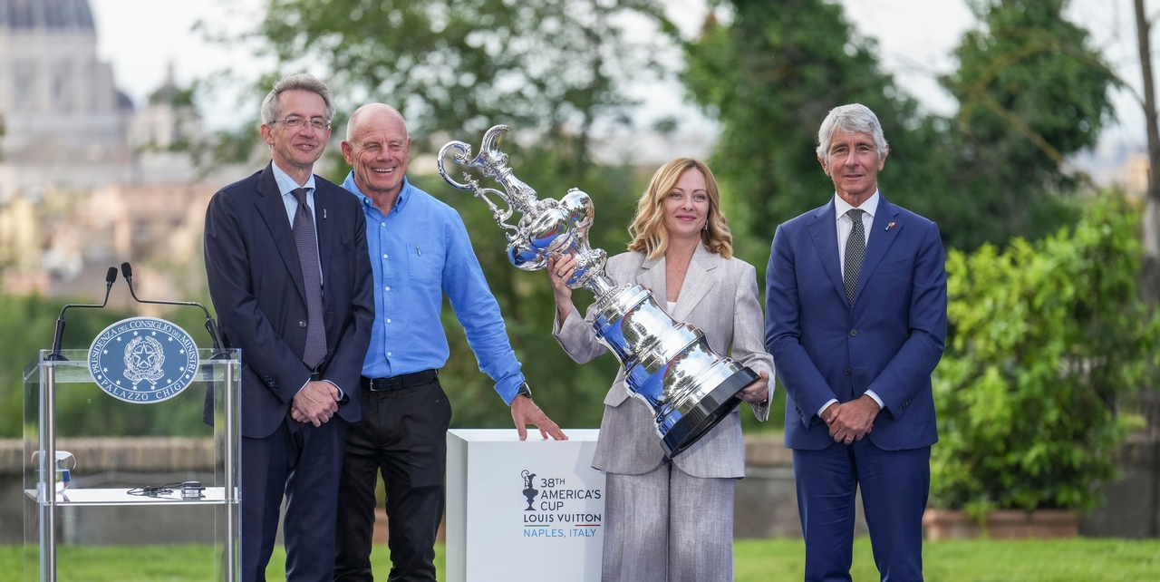 May 26, 2025. Louis Vuitton 38 America’s Cup. Italian Prime Minister Welcome Function, Rome. Gaetano Manfredi, Mayor of Naples, Grant Dalton, CEO The Defender Emirates Team New Zealand and America’s Cup Event, Giorgia Meloni, Italian Prime Minister and Andrea Abodi, Minister for Sport & Youth with the America’s Cup trophy.